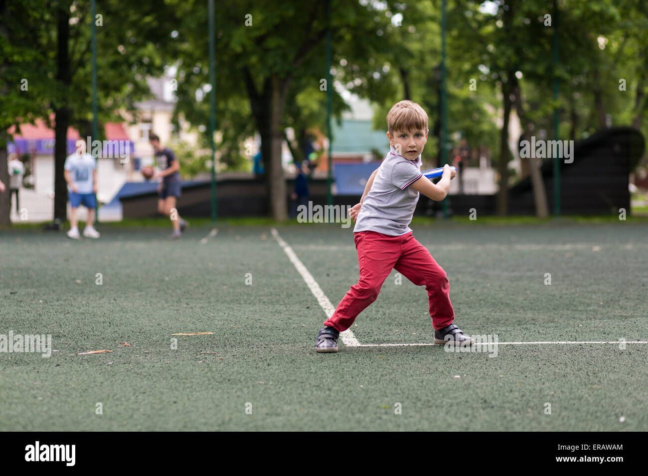 Little Boy è la riproduzione di Frisbee in una giornata di sole Foto Stock