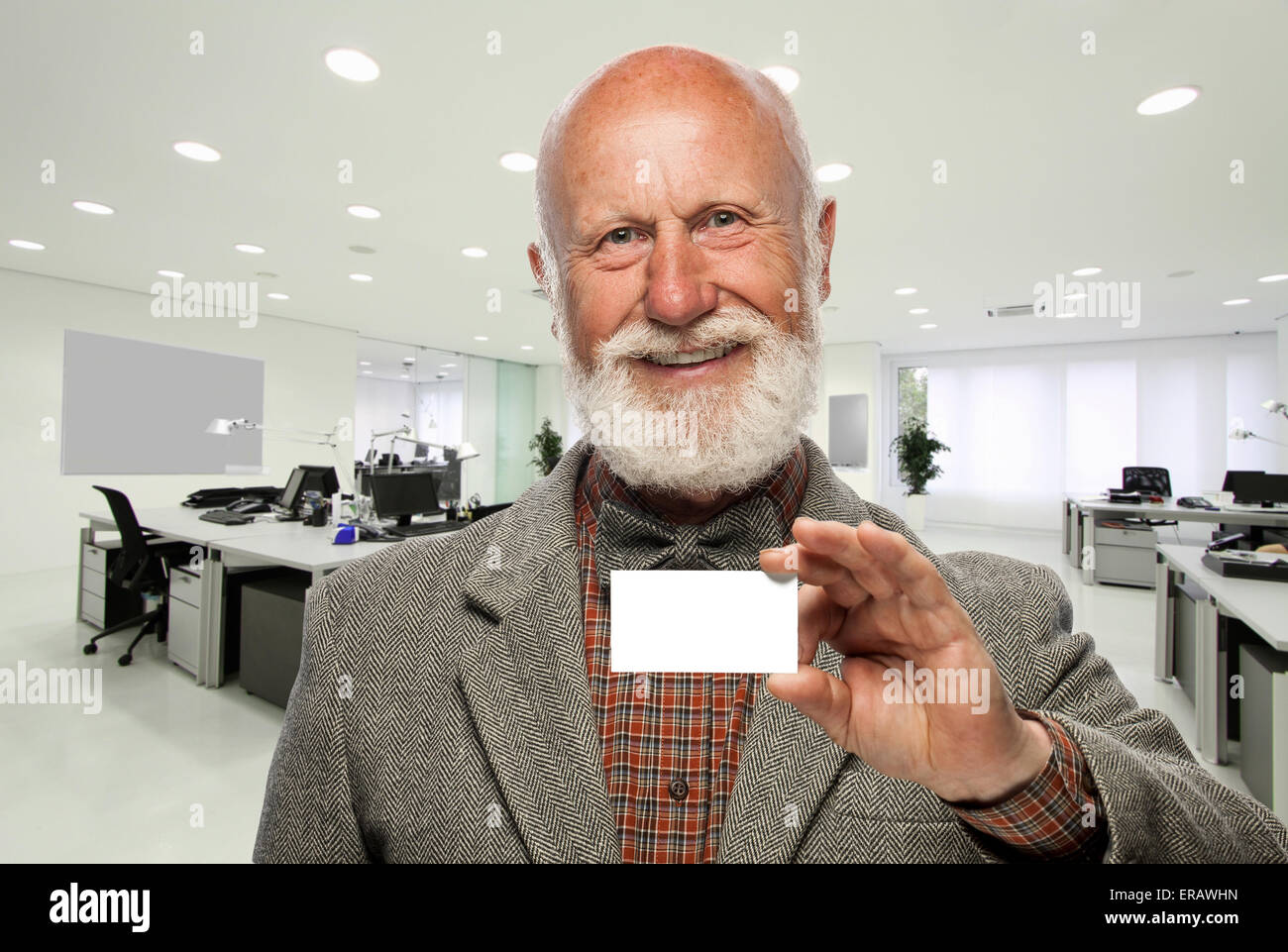 Uomo vecchio con una grande barba in ufficio Foto Stock