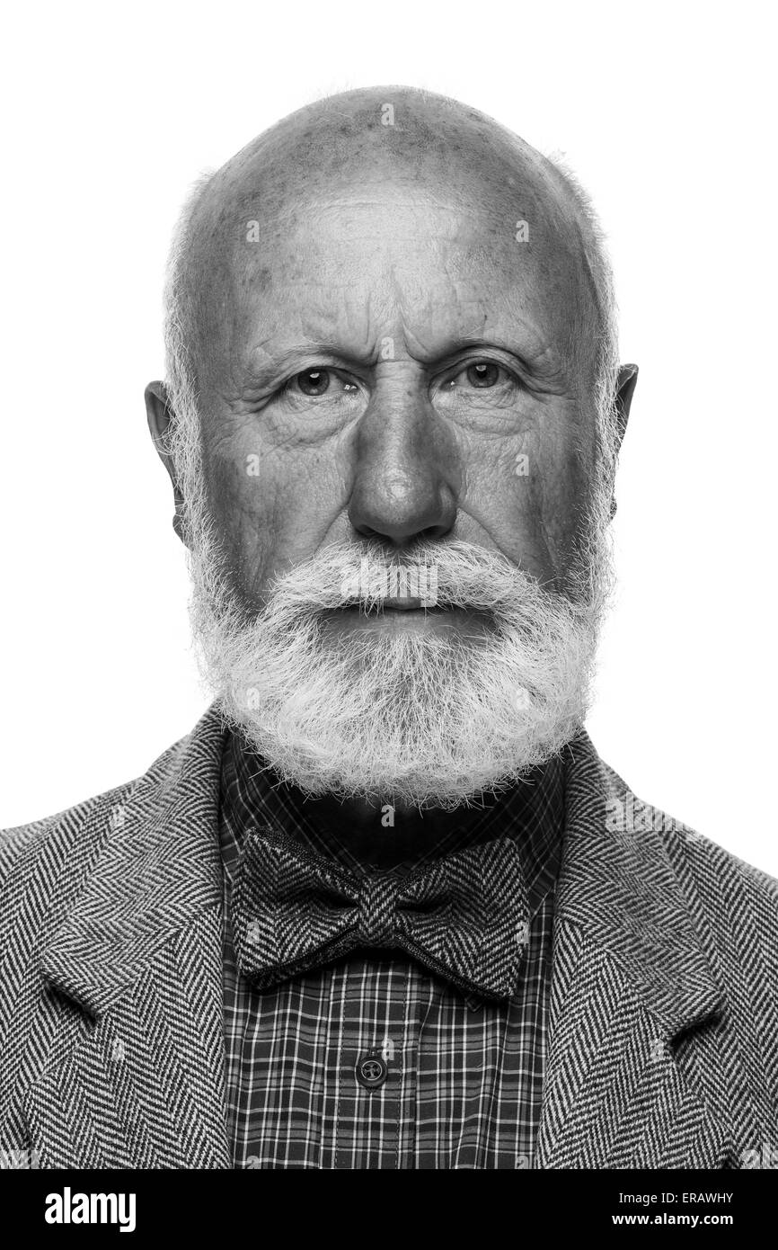 Uomo vecchio con una grande barba e un sorriso su sfondo bianco Foto Stock