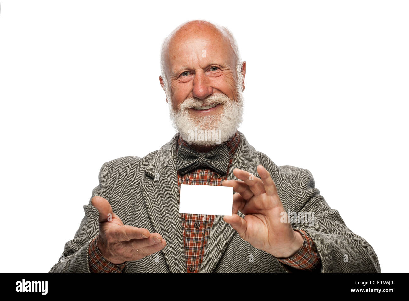 Uomo vecchio con una grande barba e un sorriso su sfondo bianco Foto Stock