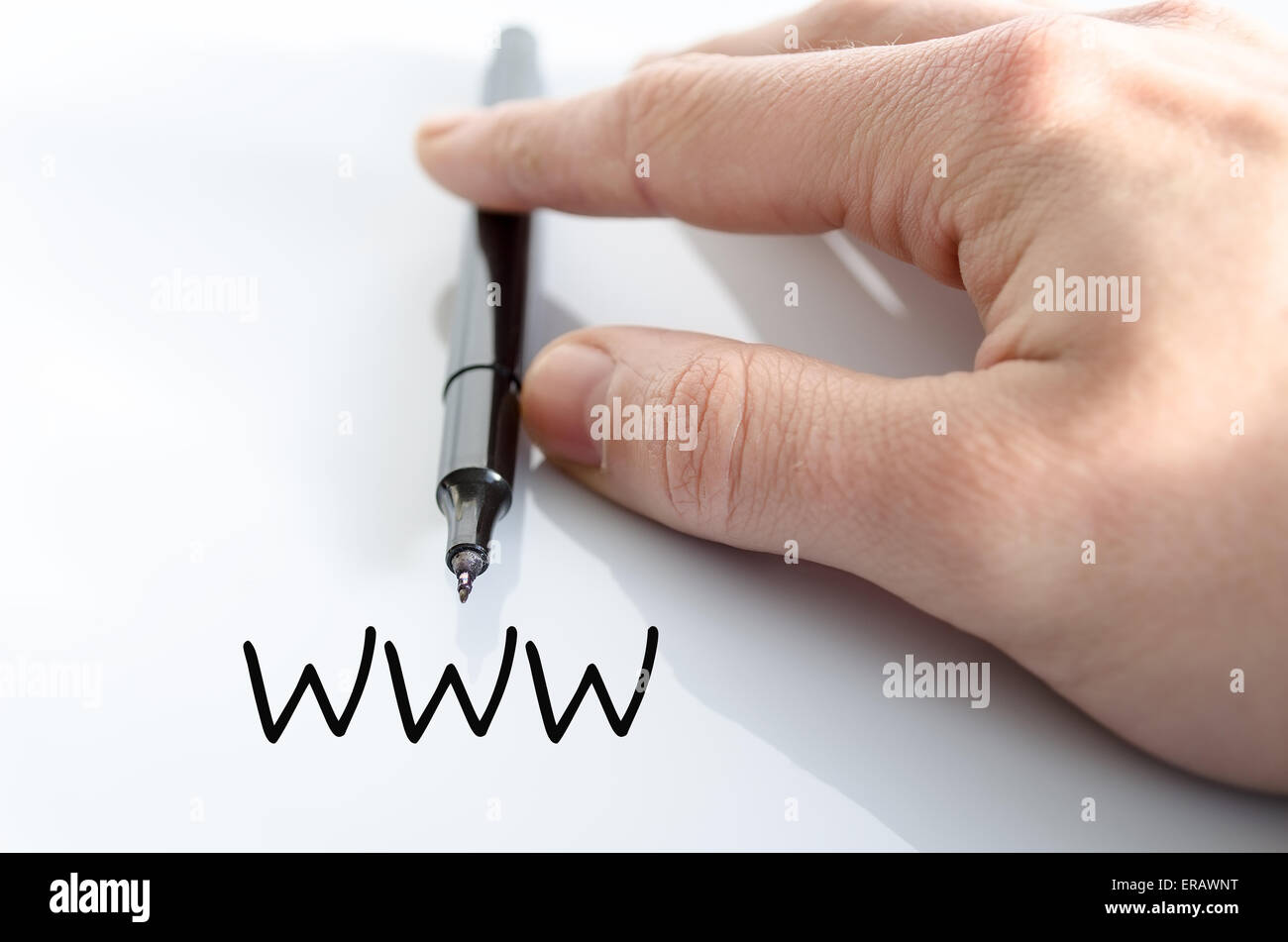 Penna in mano isolate su sfondo bianco WWW concept Foto Stock