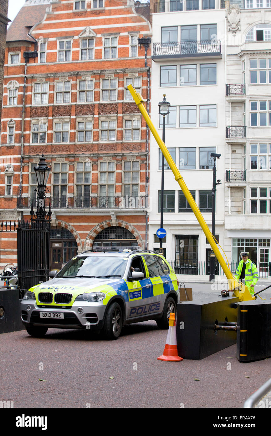 Metropolitan funzionari di polizia per le strade di Londra Inghilterra Foto Stock