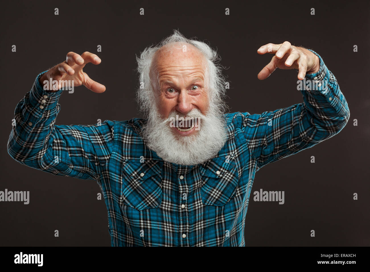Uomo vecchio con una lunga barba con un grande sorriso su sfondo bianco Foto Stock