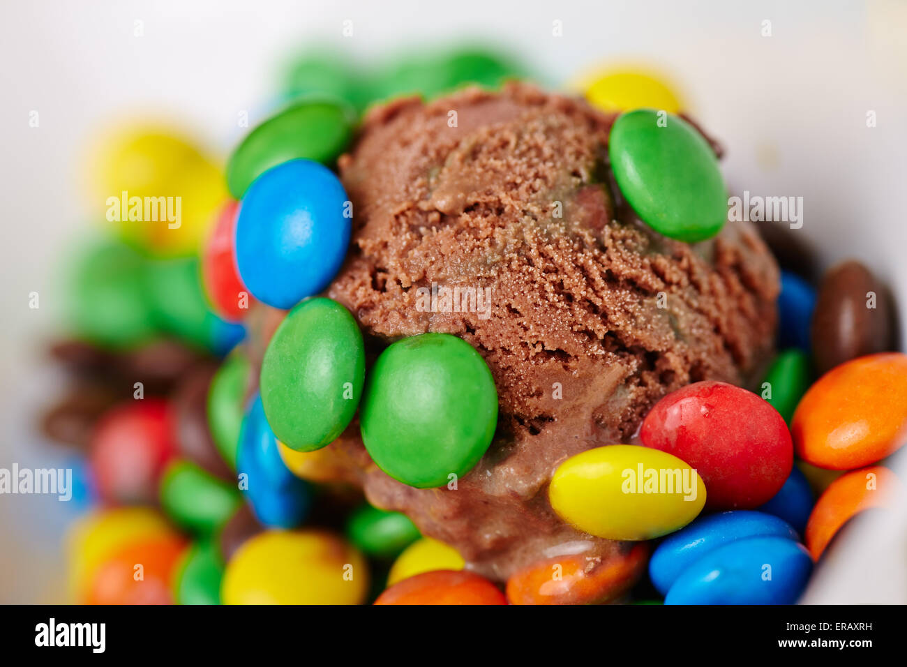 Scoop di cioccolato artigianale di gelato con colorati confetti di cioccolato Foto Stock
