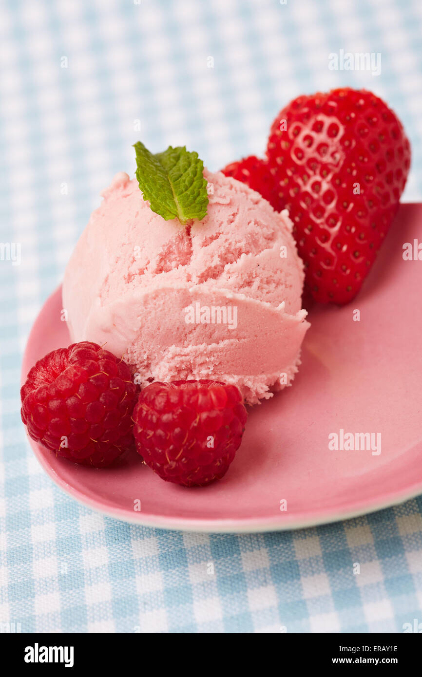Convogliatore del gelato al lampone con fragole e lamponi Foto Stock
