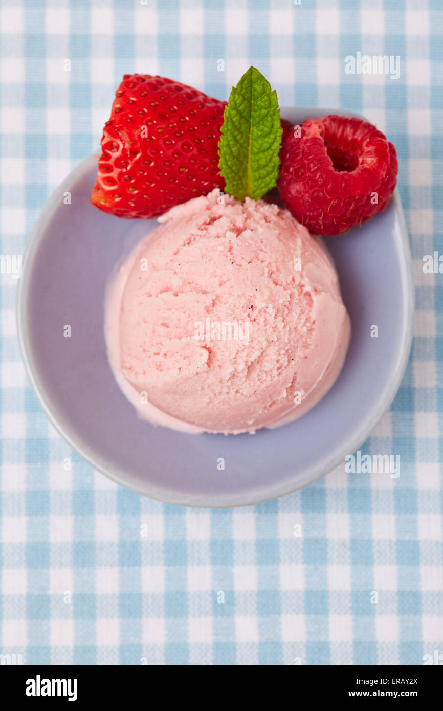 Scoop di gelato alla fragola con fragola e lampone da sopra Foto Stock