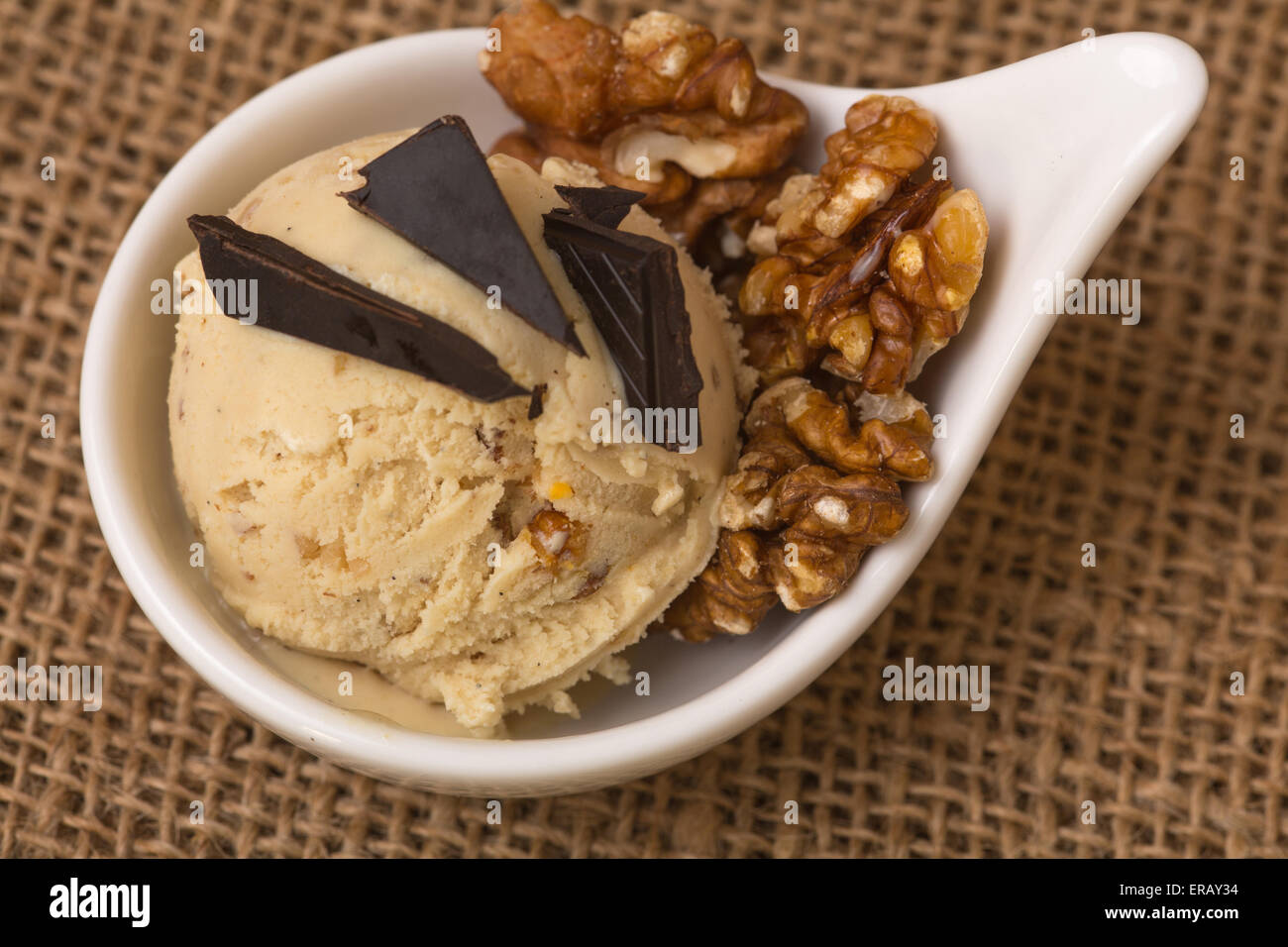 Un cucchiaio di freschi fatti in casa in legno di noce gelato con pezzetti di cioccolato Foto Stock