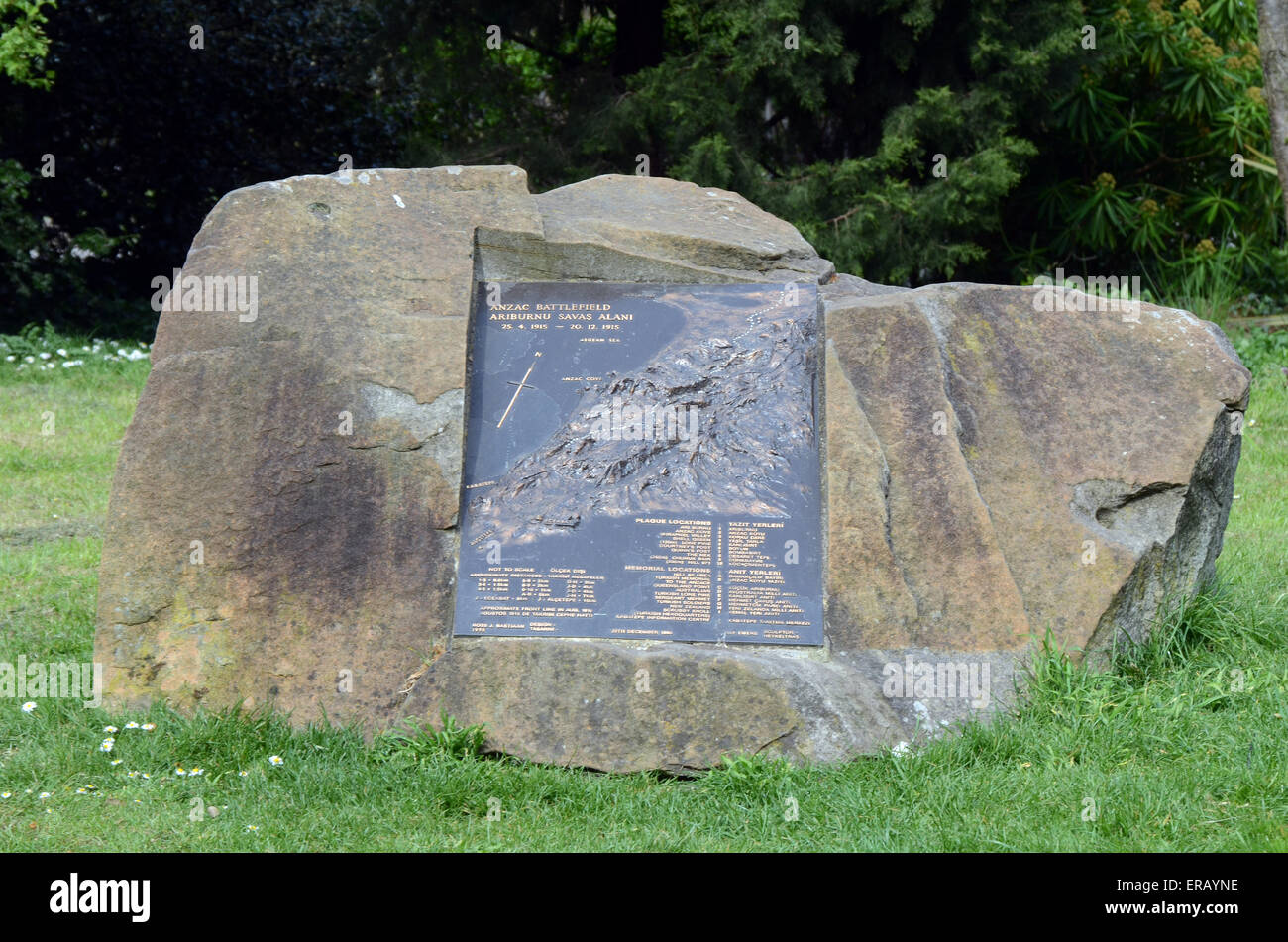 Londra, UK, 24 aprile 2015, Anzac memorial Battersea Park. La pietra è stata portata da Bondi Beach. Foto Stock