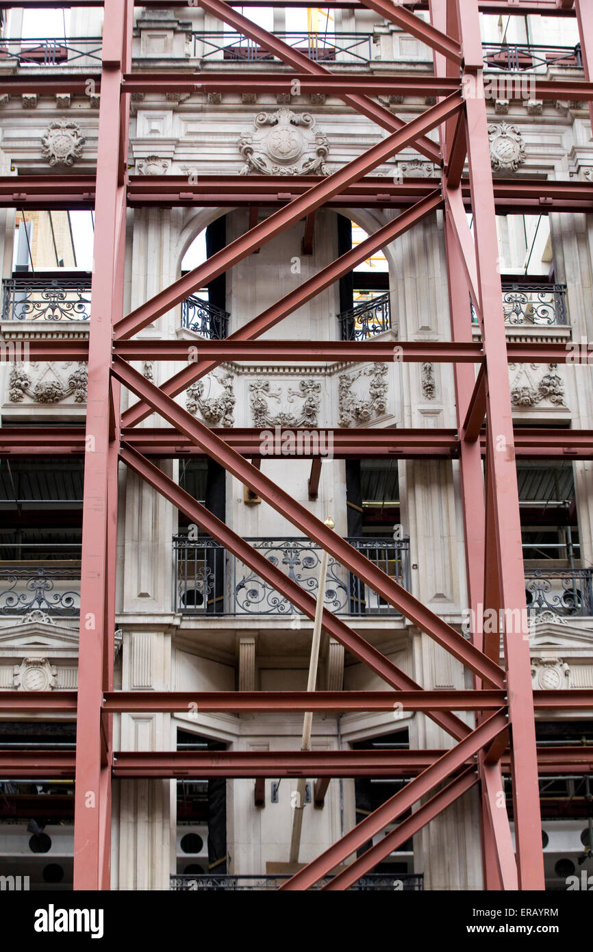 Struttura tenendo la parte anteriore rivolta verso l'alto su appartamenti in Londra Inghilterra Foto Stock