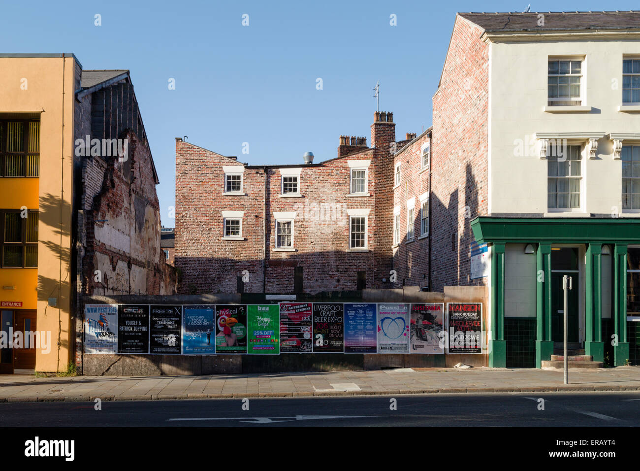Un sito di gap tra gli edifici in Liverpool mostra storica del XIX secolo dietro gli edifici. Foto Stock