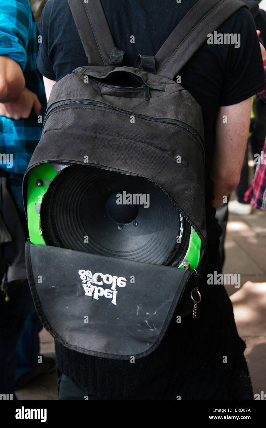 Protesta contro austerità organizzato da UK intonso Maggio30 2015. Giovane uomo che porta un sistema audio portatile in uno zainetto. Foto Stock