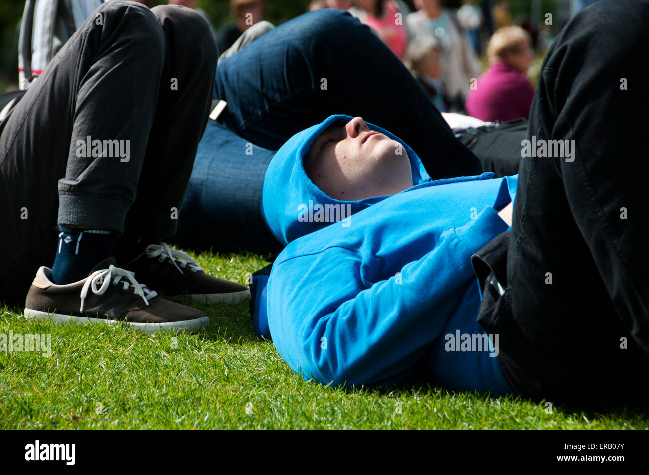 Maggio30 2015 giovane uomo addormentato al sole Foto Stock