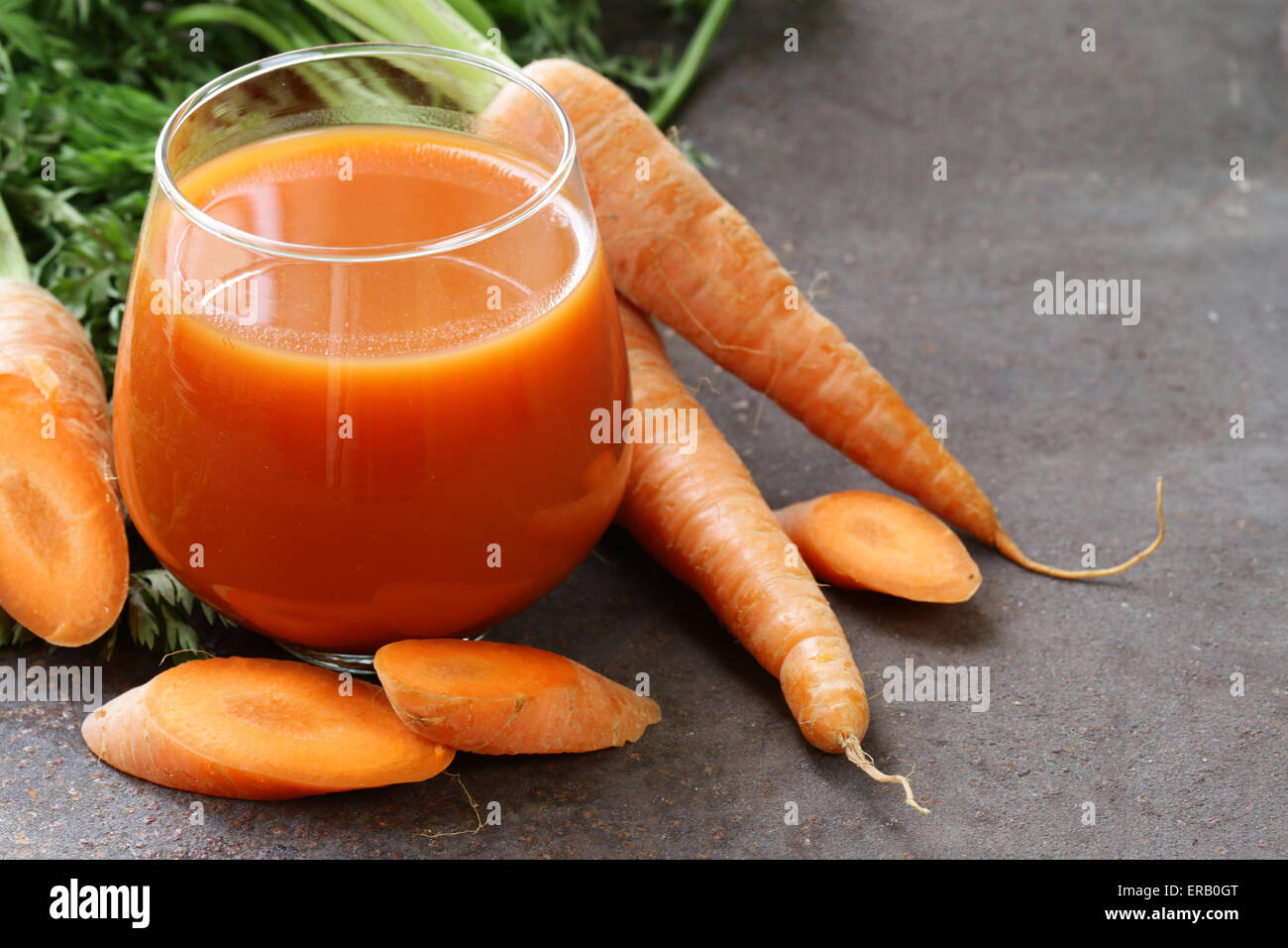 Organici naturali carota succo di frutta fresco - cibo sano Foto Stock