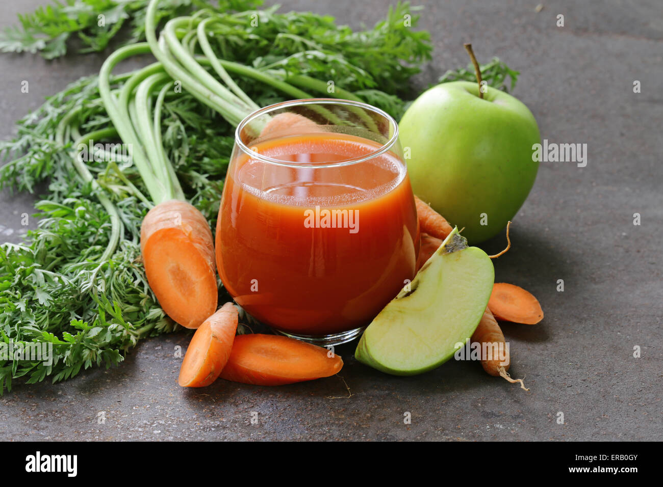 Organici naturali di succo fresco di carote e mela verde - mangiare sano Foto Stock