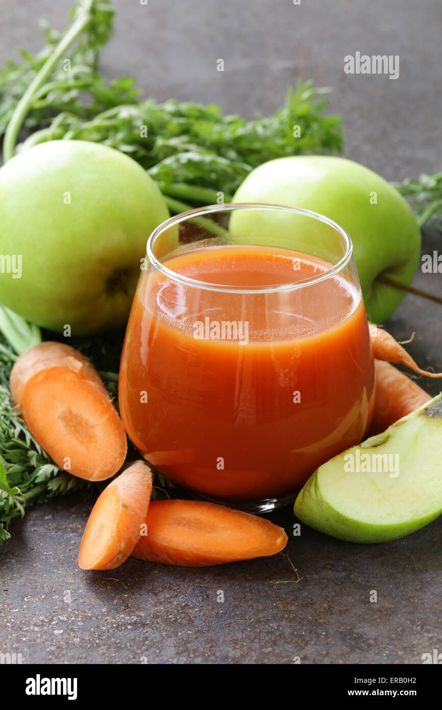 Organici naturali di succo fresco di carote e mela verde - mangiare sano Foto Stock