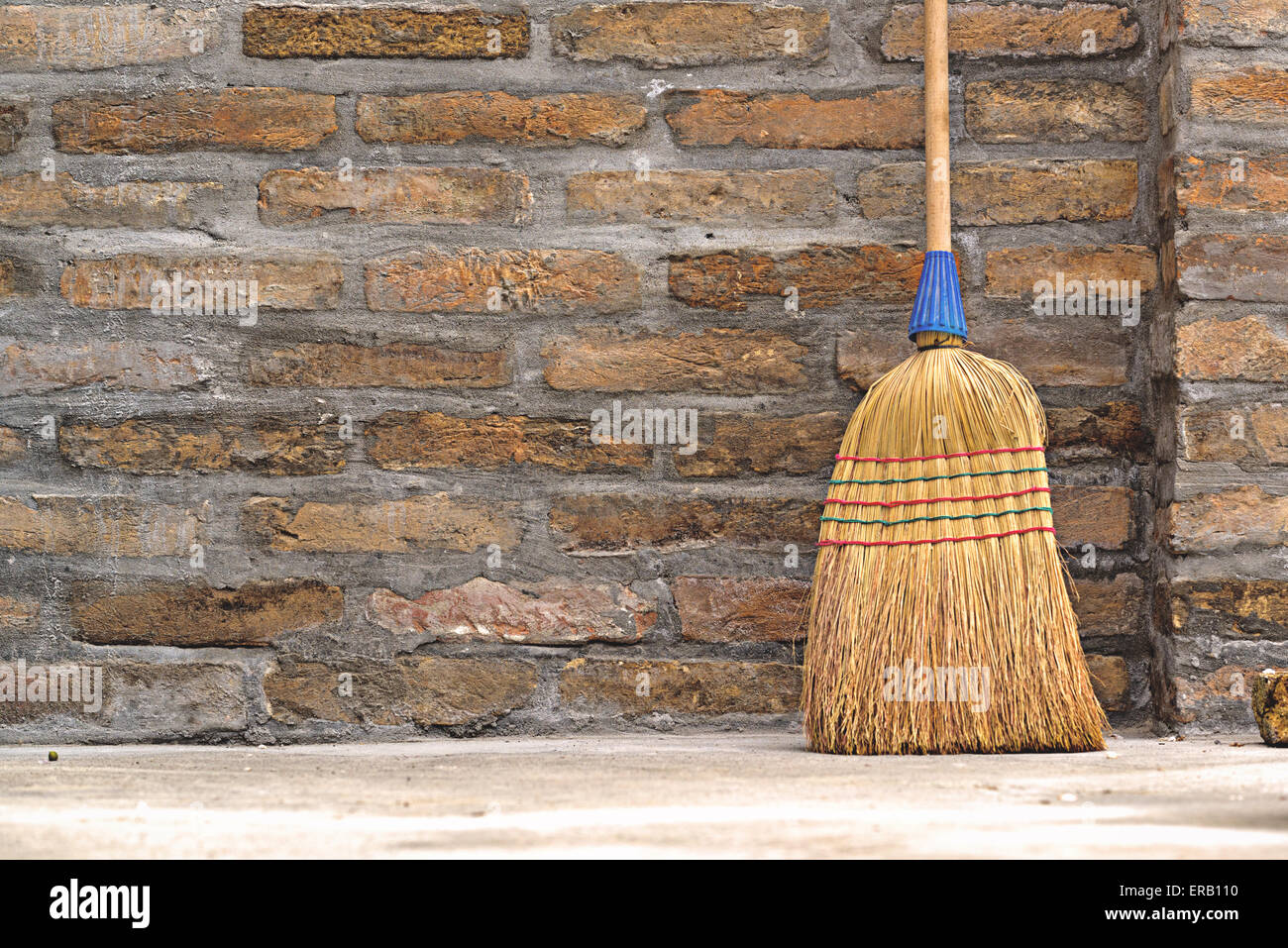 Vecchia Bastone Scopa - Fotografie stock e altre immagini di Portico -  Portico, Spazzare, Antico - Vecchio stile - iStock