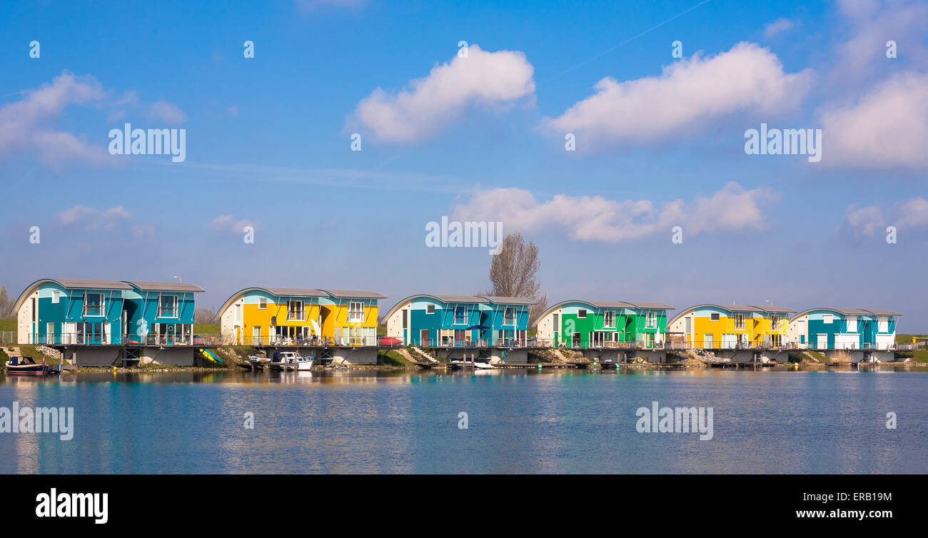 Paesi Bassi, Maasbommel, inondazione protette case di anfibio presso il fiume Meuse Foto Stock