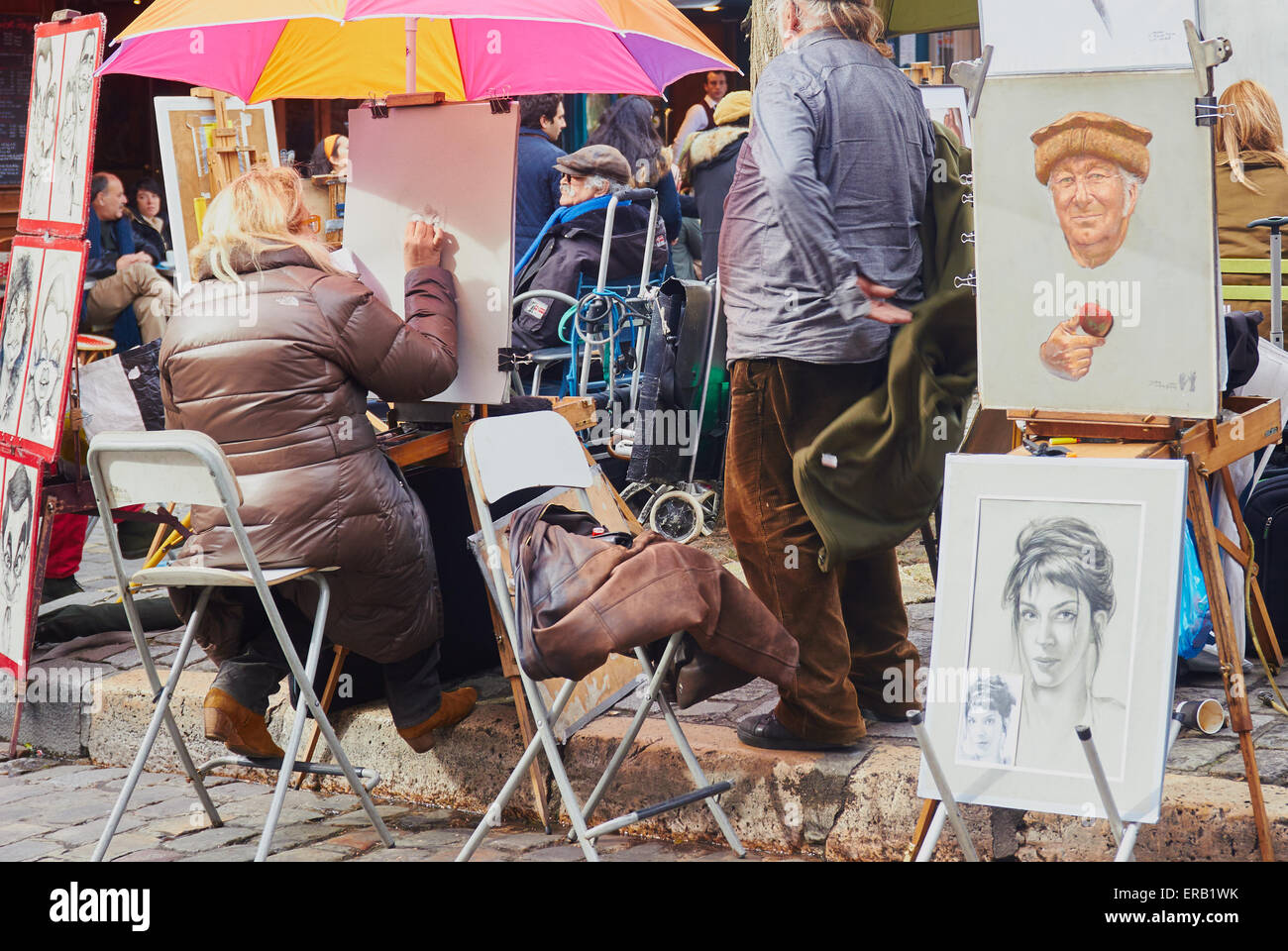 Artisti di strada al lavoro Place du Tertre Montmatre Parigi Francia Europa Foto Stock