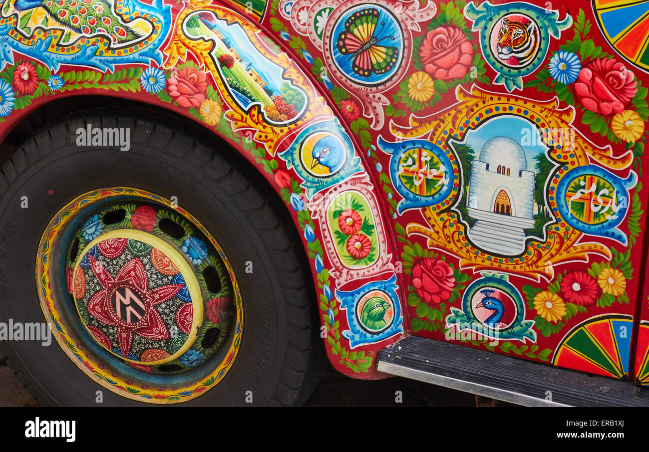 Originali Volkswagen Beetle dipinta nel tradizionale flamboyant brillante stile colorato di Pakistani carrello arte Montmartre Parigi Foto Stock