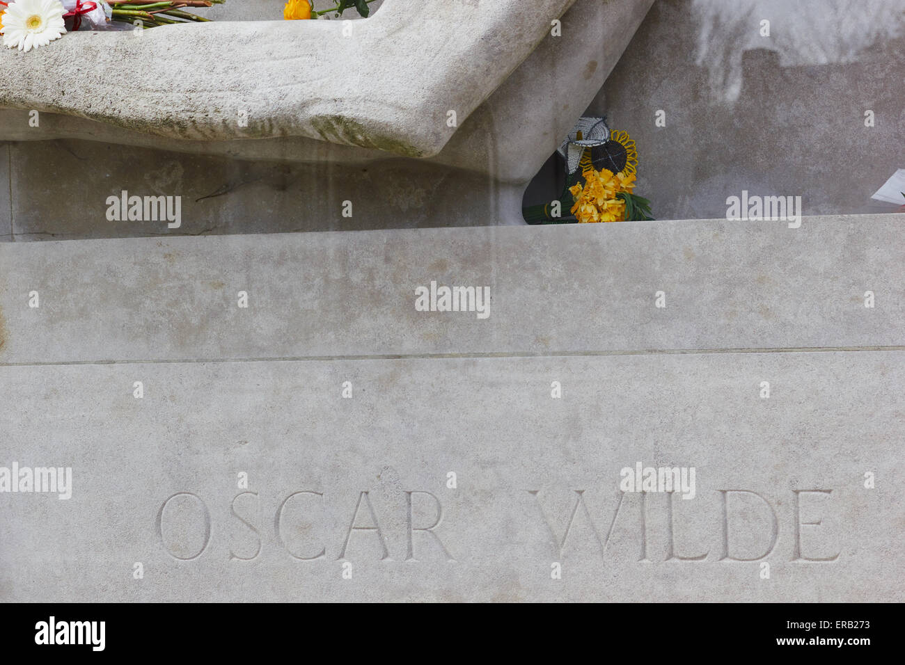 La figura alata dallo scultore Jacob Epstein sulla tomba di scrittore Oscar Wilde cimitero Pere Lachaise Parigi Francia Europa Foto Stock