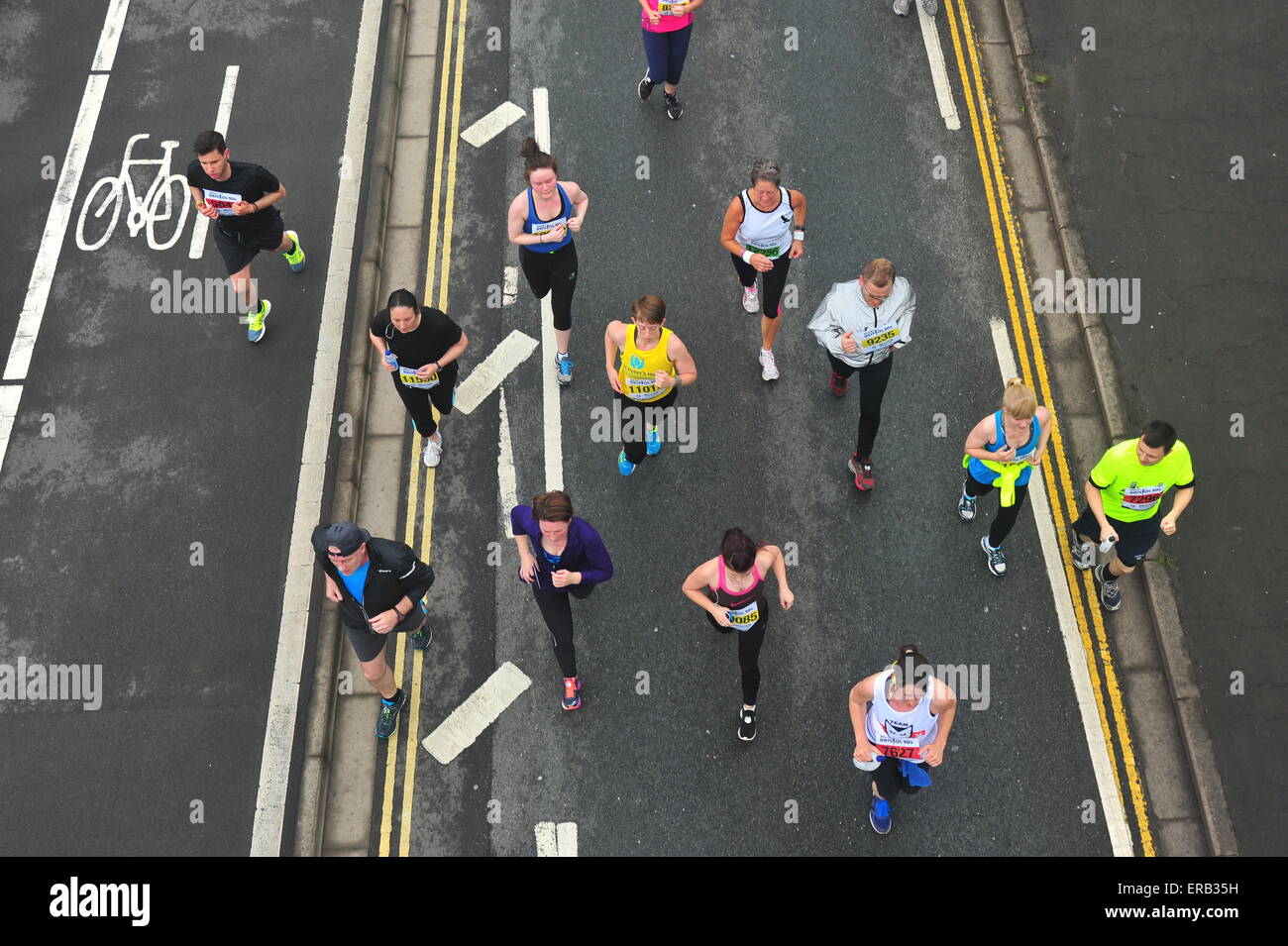 Bristol, Regno Unito. Il 31 maggio 2015 migliaia di corridori di partecipare all'annuale Bristol 10k gara. Il RunBritain grand prix caso alcune caratteristiche del UKs atleti di alto livello come pure migliaia di membri del pubblico in esecuzione passato iconico Bristol attrazioni come il ponte sospeso di Clifton. Credito: Jonny bianco/Alamy Live News Foto Stock