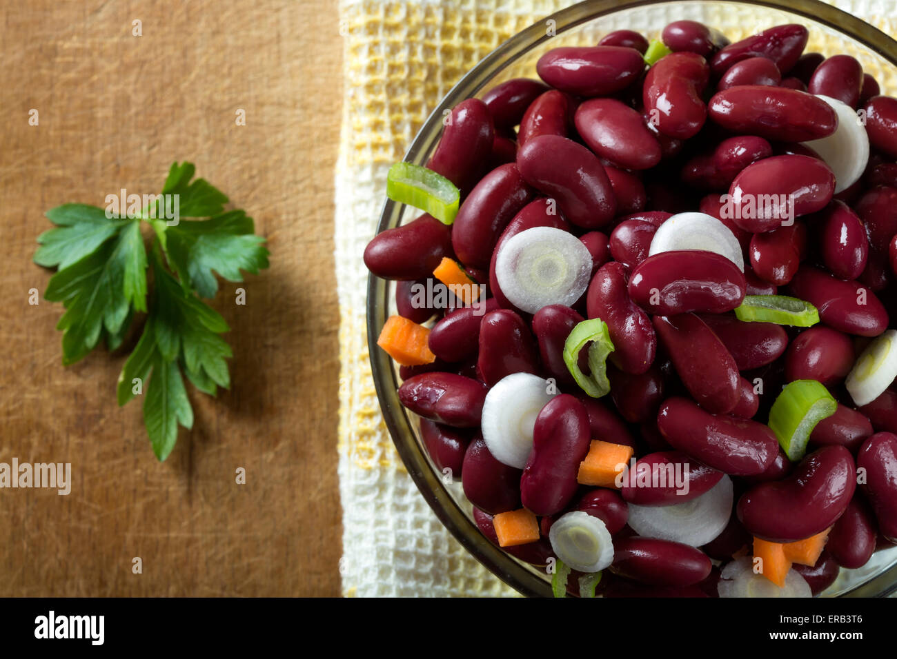 Vista dettagliata del chicco nero con insalata di cipolla Foto Stock