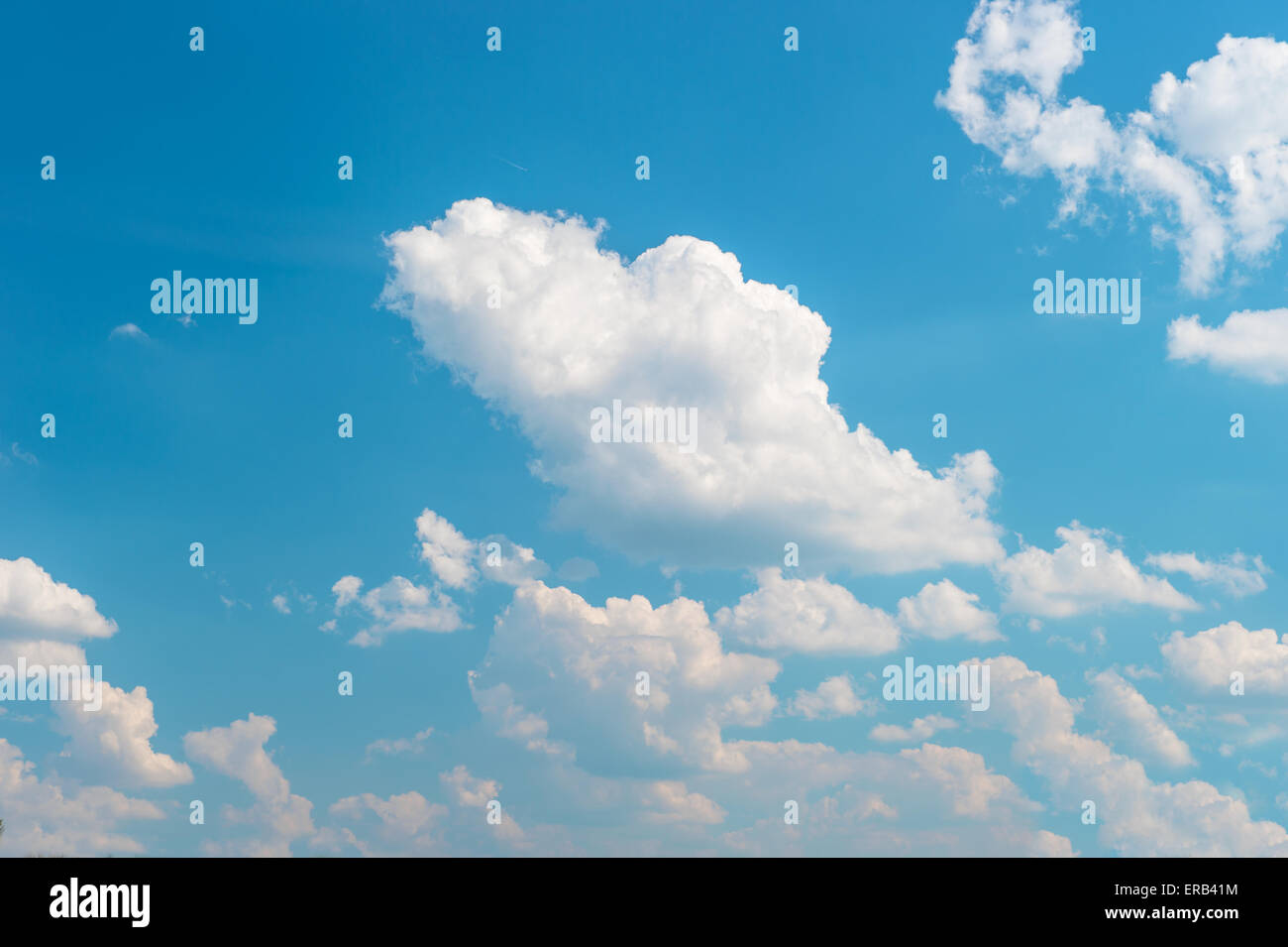 Nuvoloso cielo blu. La splendida natura dello sfondo. Il concetto di ambiente Foto Stock