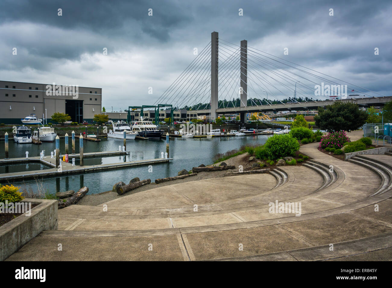 Esplanade e sospeso con cavi di ponte sopra il Thea Foss per via navigabile, di Tacoma, Washington. Foto Stock