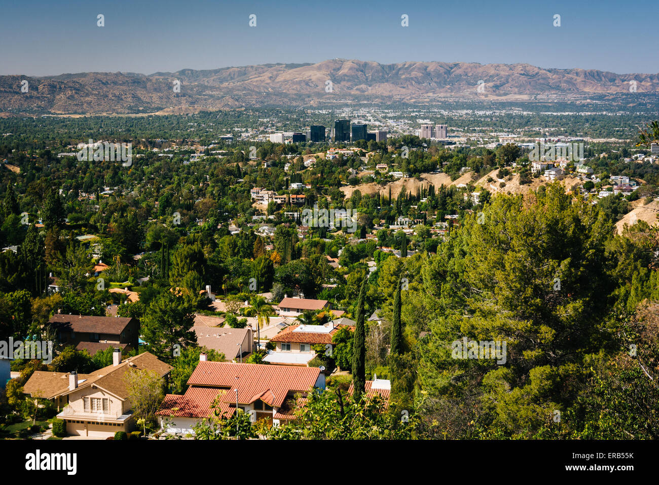 Vista della Valle di San Fernando dalla parte superiore del Topanga si affacciano in Topanga, California. Foto Stock