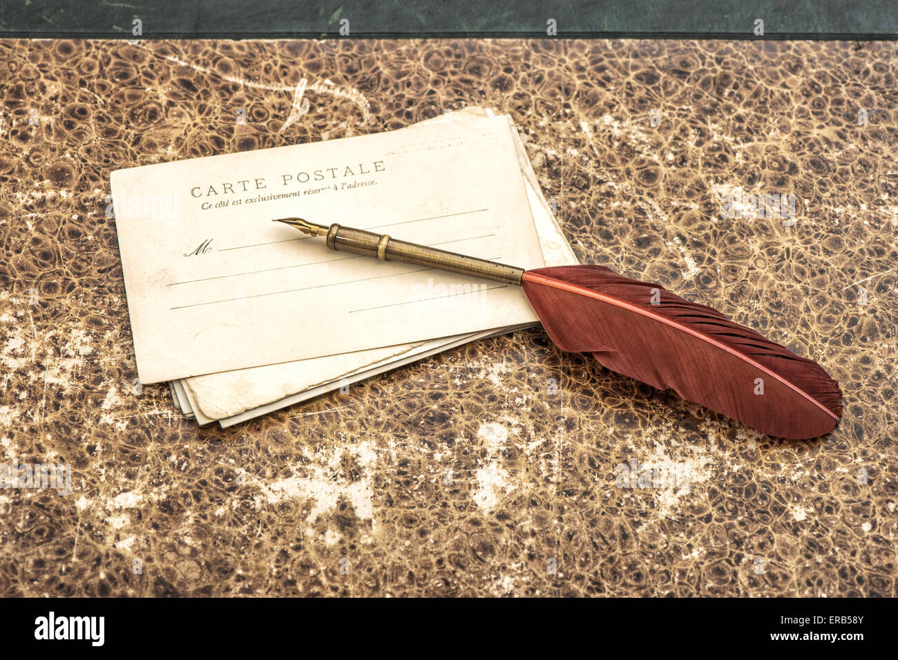 Vintage vita ancora con vecchie cartoline e piuma penna. In stile retrò tonica foto Foto Stock