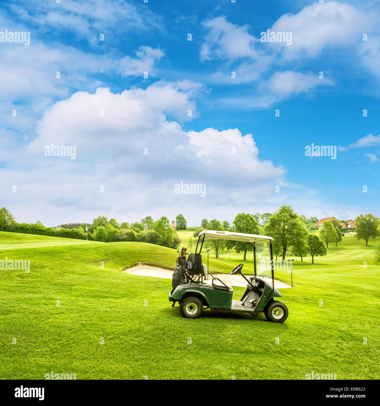 Campo da golf paesaggio con un carrello su un cielo blu sullo sfondo Foto Stock