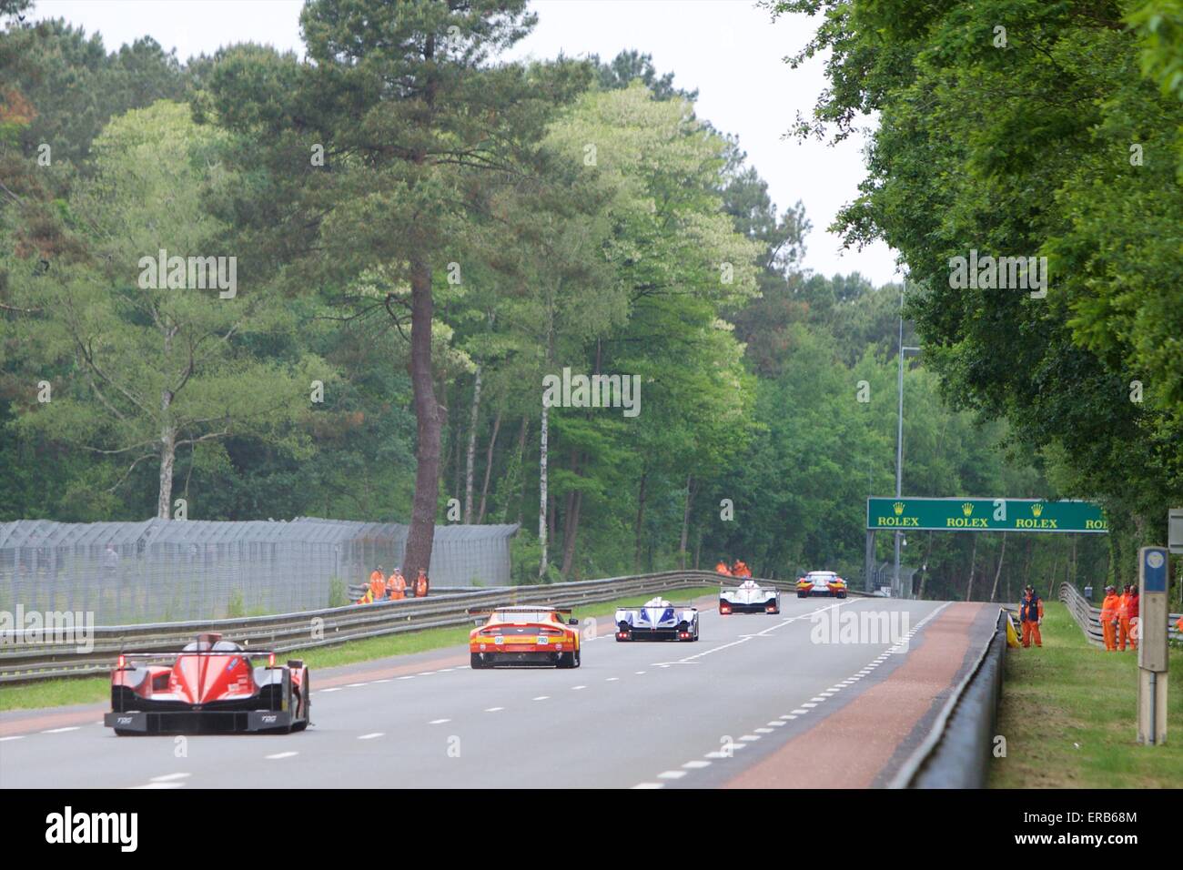 Le Mans, Francia. 31 Maggio, 2015. 24 Ore Le Mans test ufficiali del giorno. Un treno di vetture gare giù nel bosco di sezione. © Azione Sport Plus/Alamy Live News Foto Stock