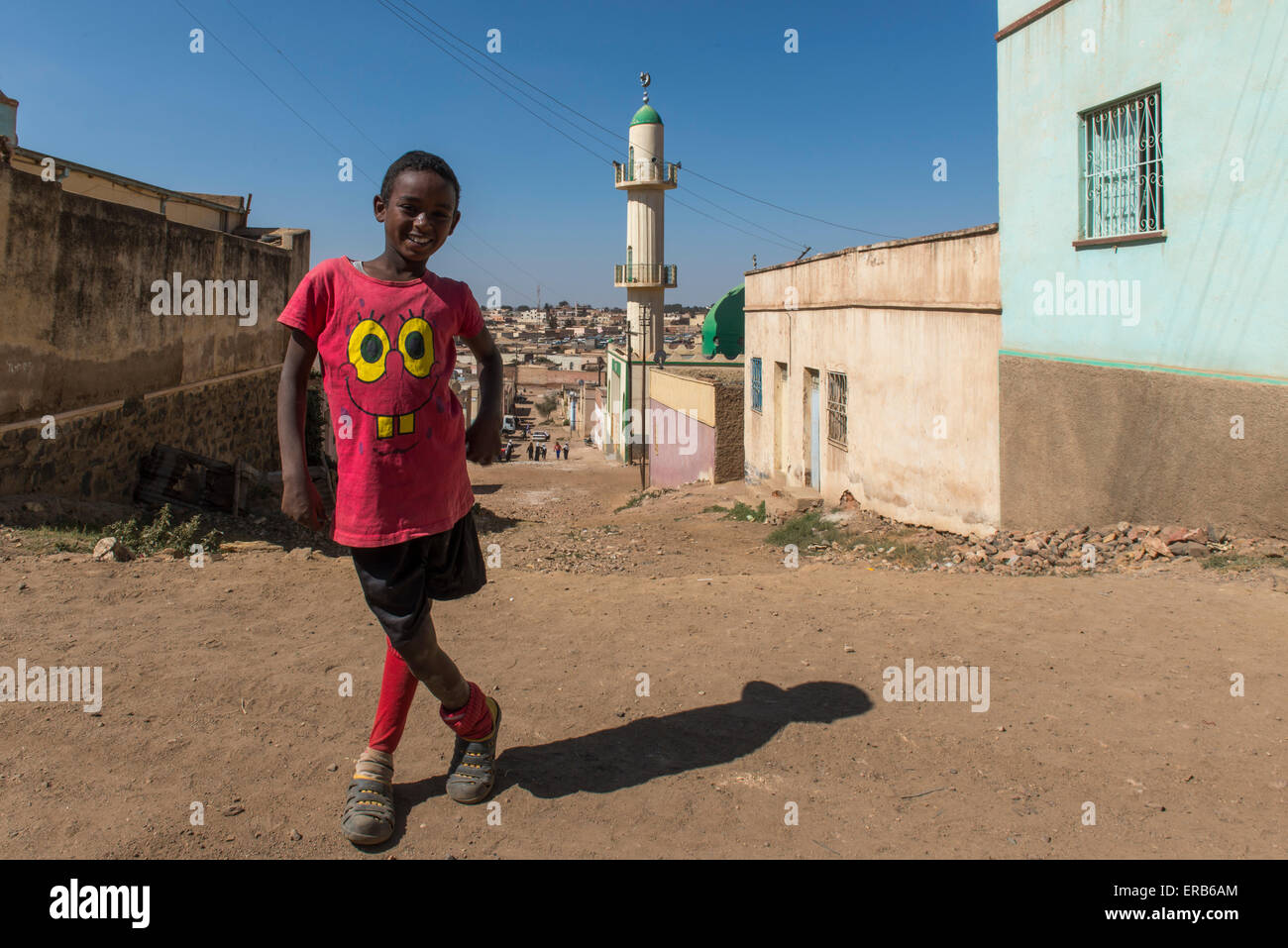 Ragazzo davanti ad una moschea, Abbashaul quartiere, Asmara Foto Stock