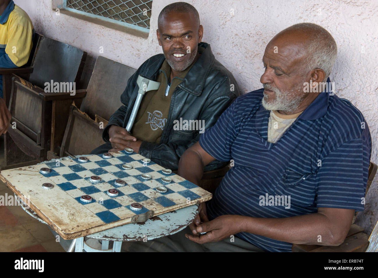 Gli uomini giocano a dama con tappi di birra, Medebar Mercato, Asmara Foto Stock