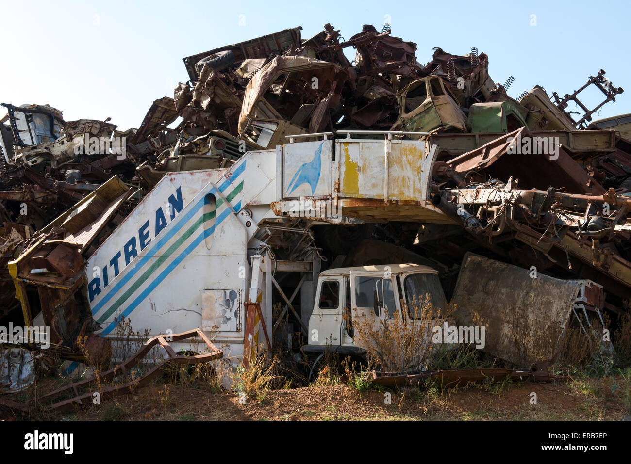 Vecchio eritreo passeggeri delle compagnie aeree scale, serbatoi & Trucks cimitero, Asmara Foto Stock