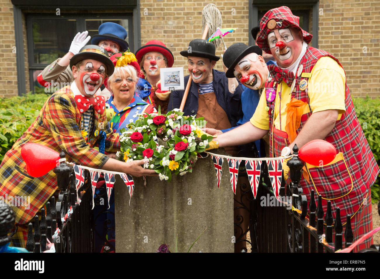 Londra, Regno Unito. 31 Maggio, 2015. Membri del clown internazionale dei laici ghirlanda annuale presso la pietra tombale di Giuseppe Grimaldi, il padre della moderna clowning, per l anniversario della sua morte il 31 maggio 2015 Credit: a Vista/fotografica Alamy Live News Foto Stock