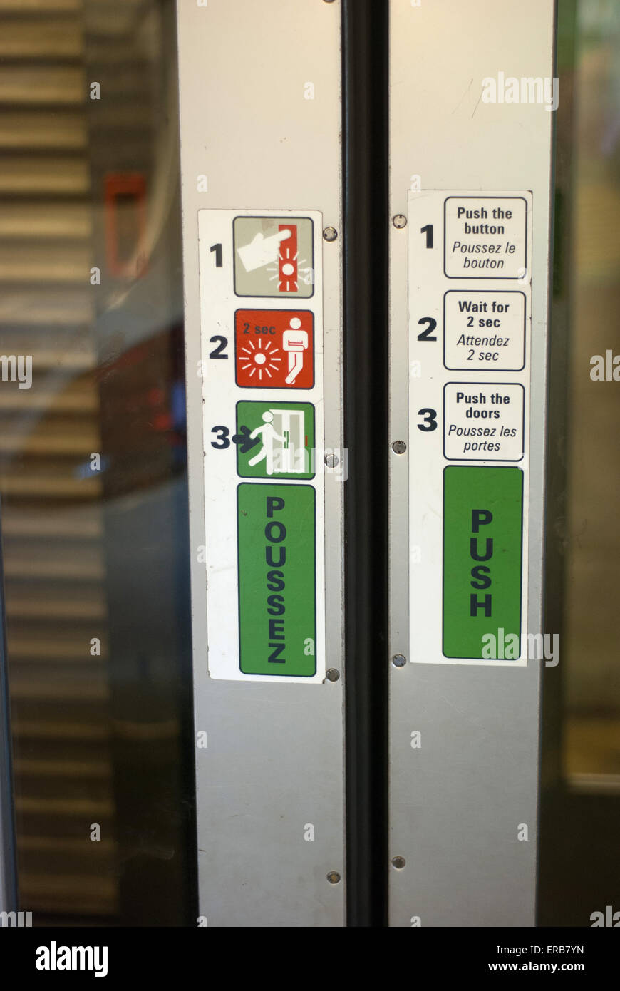 Porte tra i carrelli sul tunnel della Manica, treno Eurostar Foto Stock