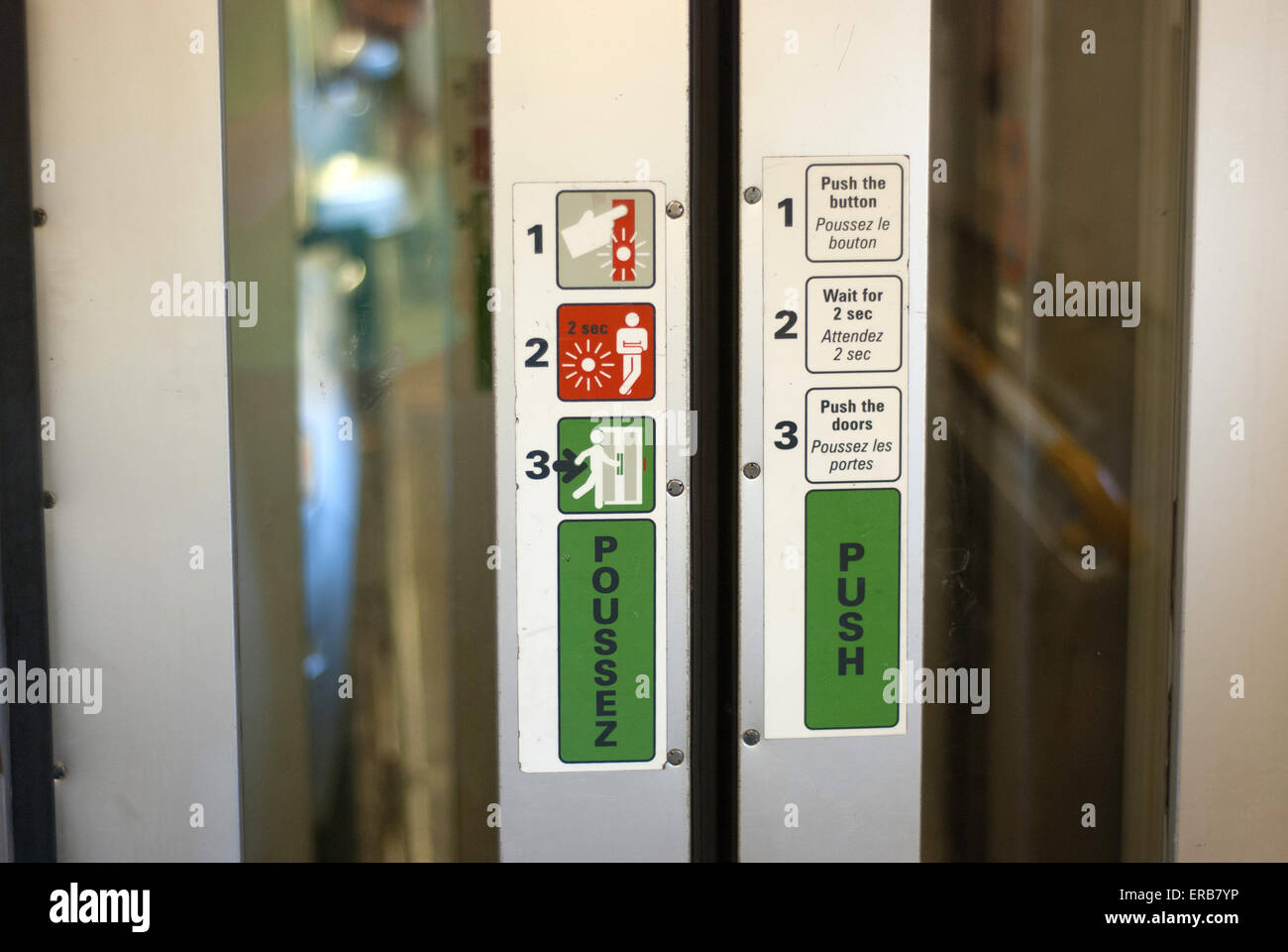 Porte tra i carrelli sul tunnel della Manica, treno Eurostar Foto Stock