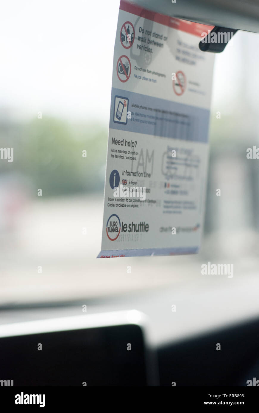 Specchio hangar firmare in un auto in avvicinamento al Tunnel sotto la Manica Foto Stock