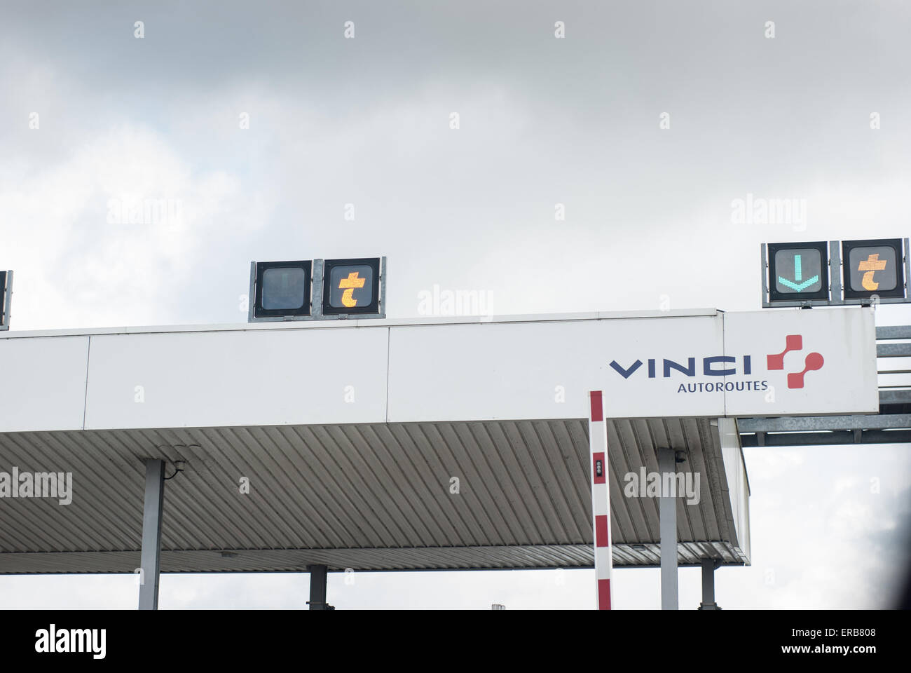 Segni al di sopra di un francese casello sull'autostrada francese che mostra il simbolo del tag Foto Stock