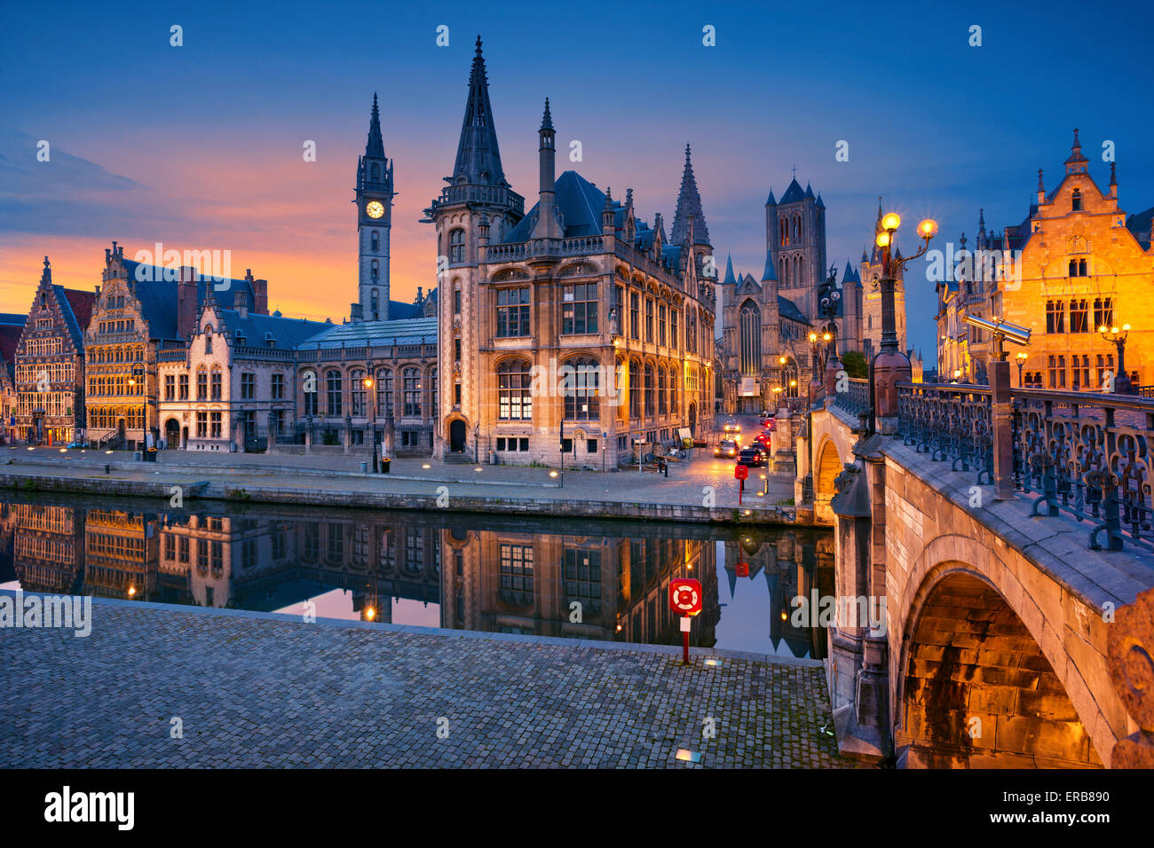 Gand. Immagine di Ghent, Belgio durante il blu crepuscolo ora. Foto Stock