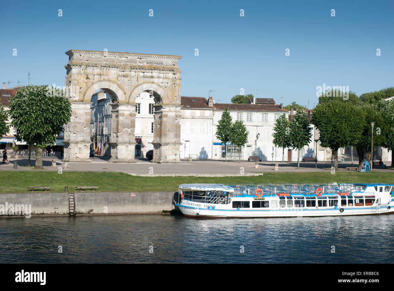 Il primo ANNUNCIO di secolo Arco di Germanico sopra il fiume Charente a Saintes Foto Stock