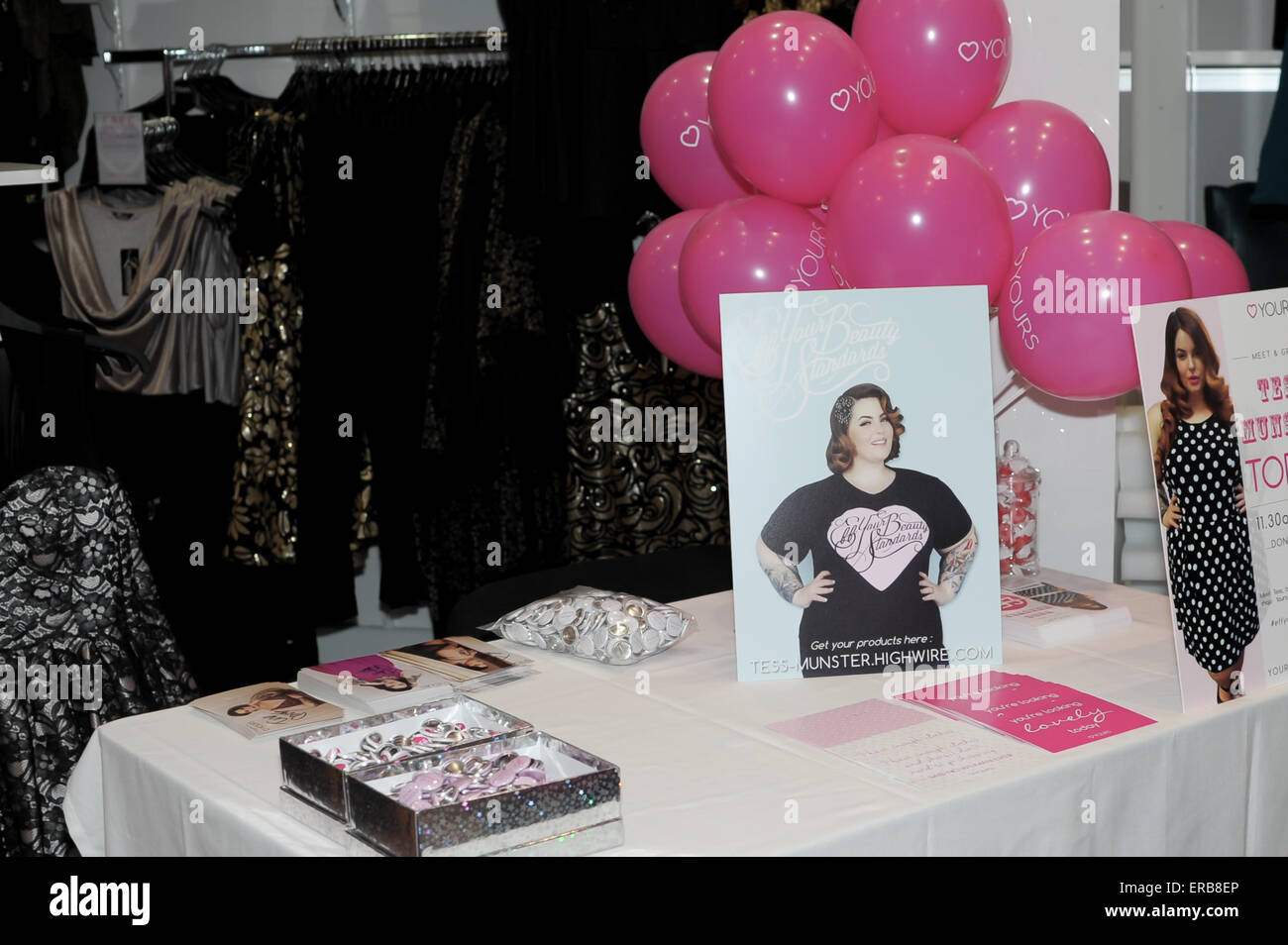 Tess Munster ad il vostro abbigliamento in Birmingham Bullring Shopping Centre dotato di: Tess Munster dove: Birmingham, Regno Unito quando: 26 Nov 2014 Credit: Anthony Stanley/WENN.com Foto Stock