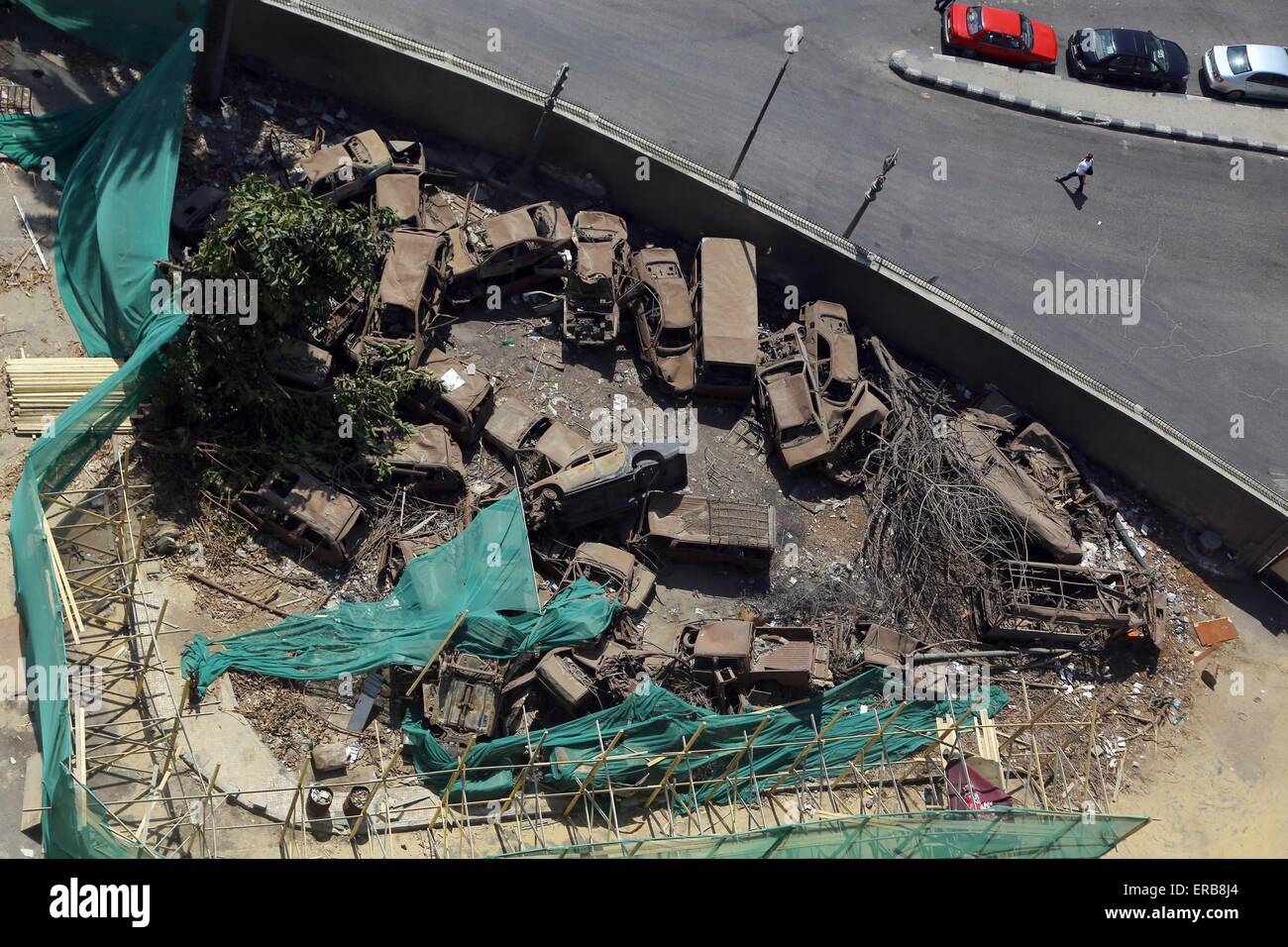 Il Cairo, Egitto. 31 Maggio, 2015. Automobili abbandonate sono visti dalla parte superiore dell'ex sentenza National Democratic Party (NDP) 's sede nel centro cittadino del Cairo, Egitto, 31 maggio 2015. La demolizione della sede danneggiata di NDP, che è stato un simbolo del 'rivoluzione' nel 2011, estromettendo Egitto dell ex Presidente Hosni Mubarak, iniziata domenica. © Ahmed Gomaa/Xinhua/Alamy Live News Foto Stock