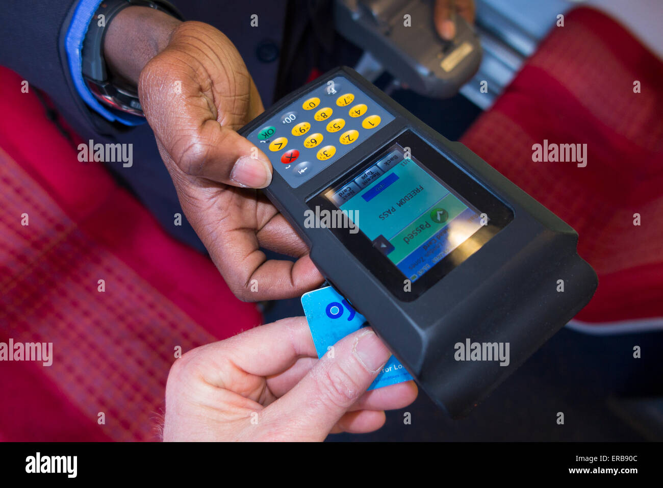 Ispettore controlli / legge Oyster Card Ticket con lettore su SW treni overground treno valido anche LT bus /metropolitana travel Foto Stock
