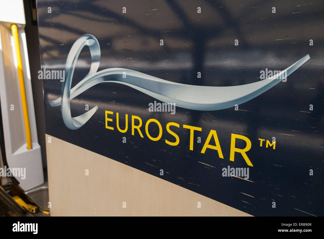 Nuovo / corrente (2015) Il logo Eurostar su un treno alla stazione Gare Du Nord stazione internazionale. Parigi Francia Foto Stock