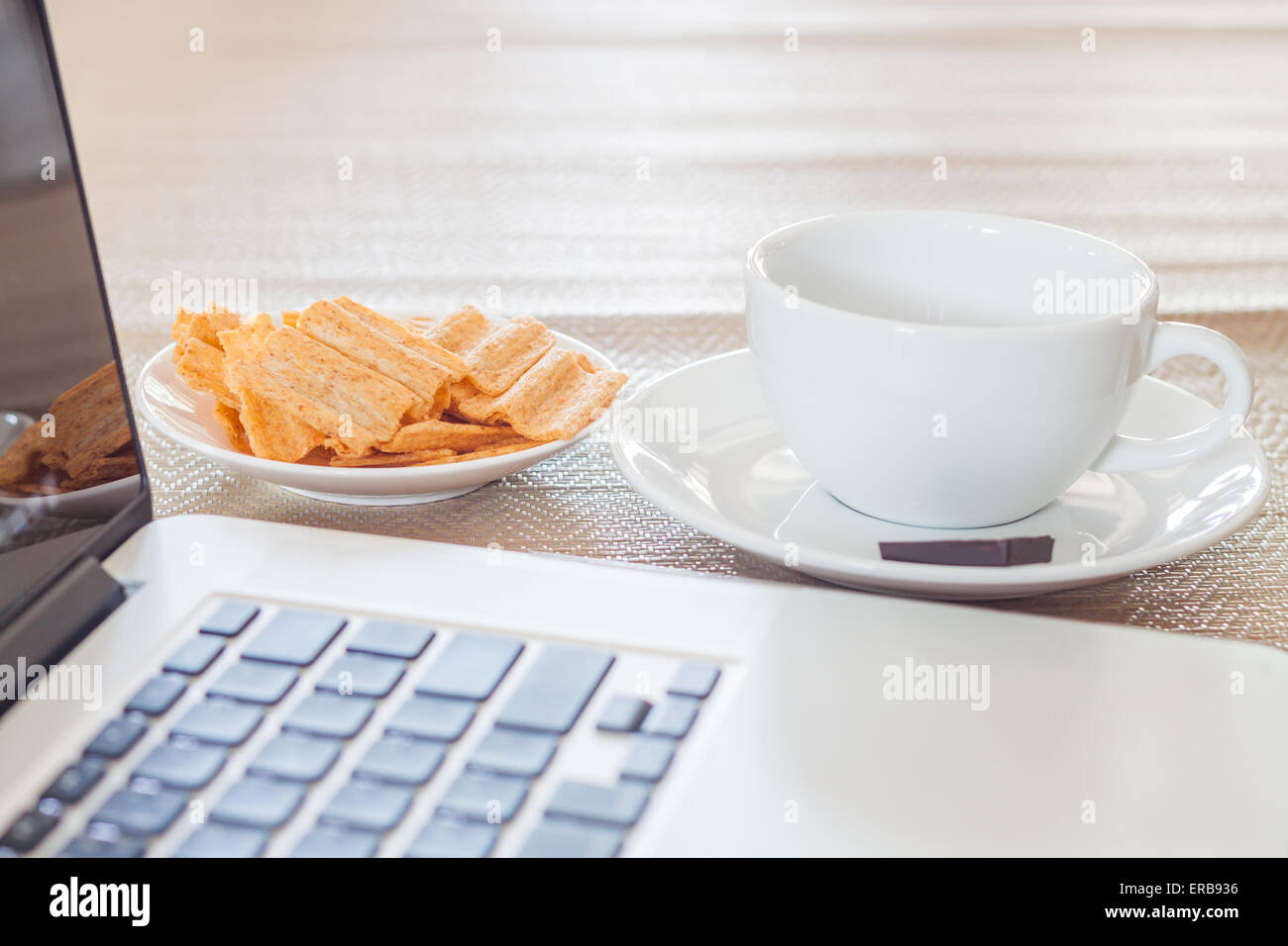 Computer portatile con la tazza di caffè e snack, stock photo Foto Stock