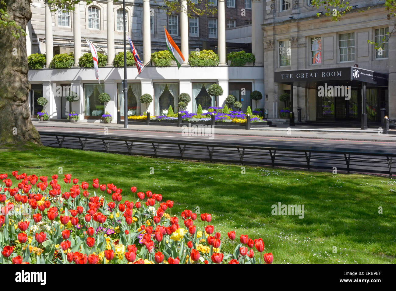 Grosvenor House Hotel di Park Lane Mayfair fiori al di fuori della sala grande sala da ballo West End di Londra Inghilterra REGNO UNITO gestito da JW Marriott Hotels Foto Stock