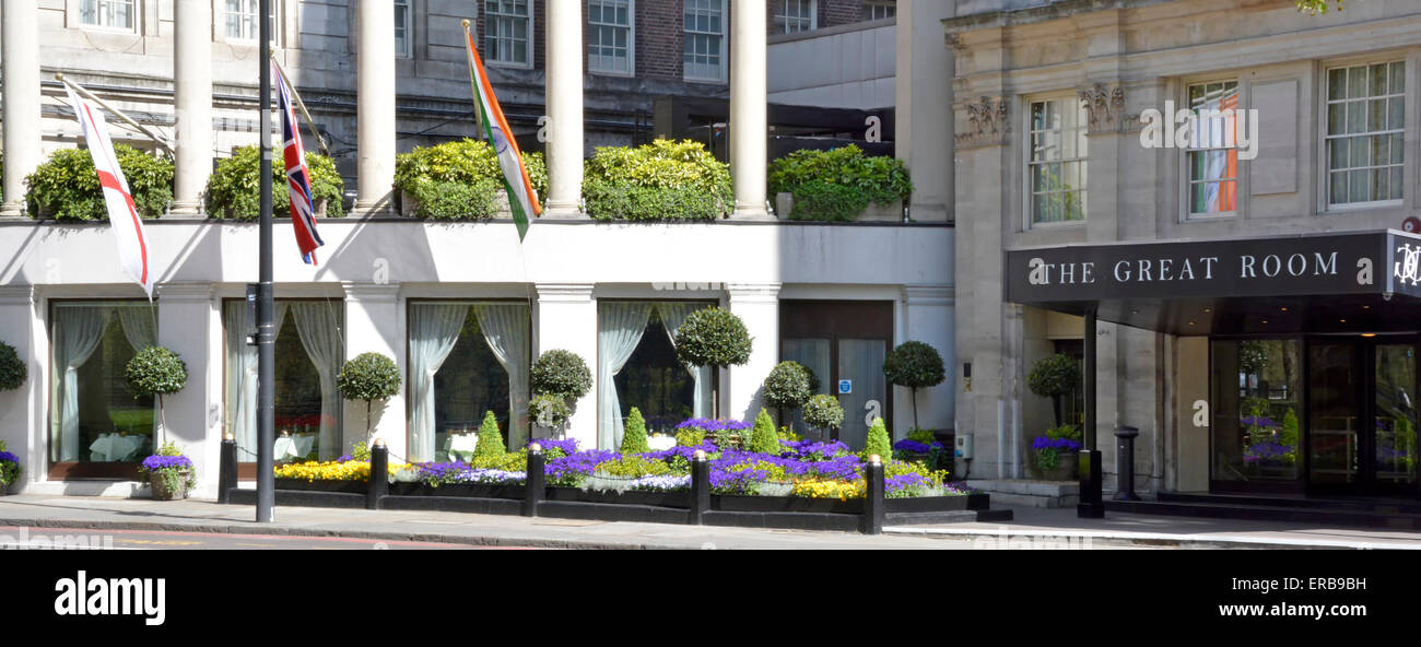 Grosvenor House hotel di lusso a Park Lane Mayfair fiori e bandiere fuori dalla sala da ballo Great Room un marchio di Marriott International London England UK Foto Stock