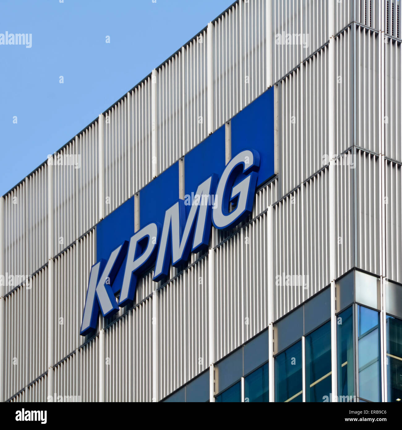 KPMG a livello del tetto segno su edificio per uffici a Canary Wharf Londra Inghilterra REGNO UNITO Foto Stock
